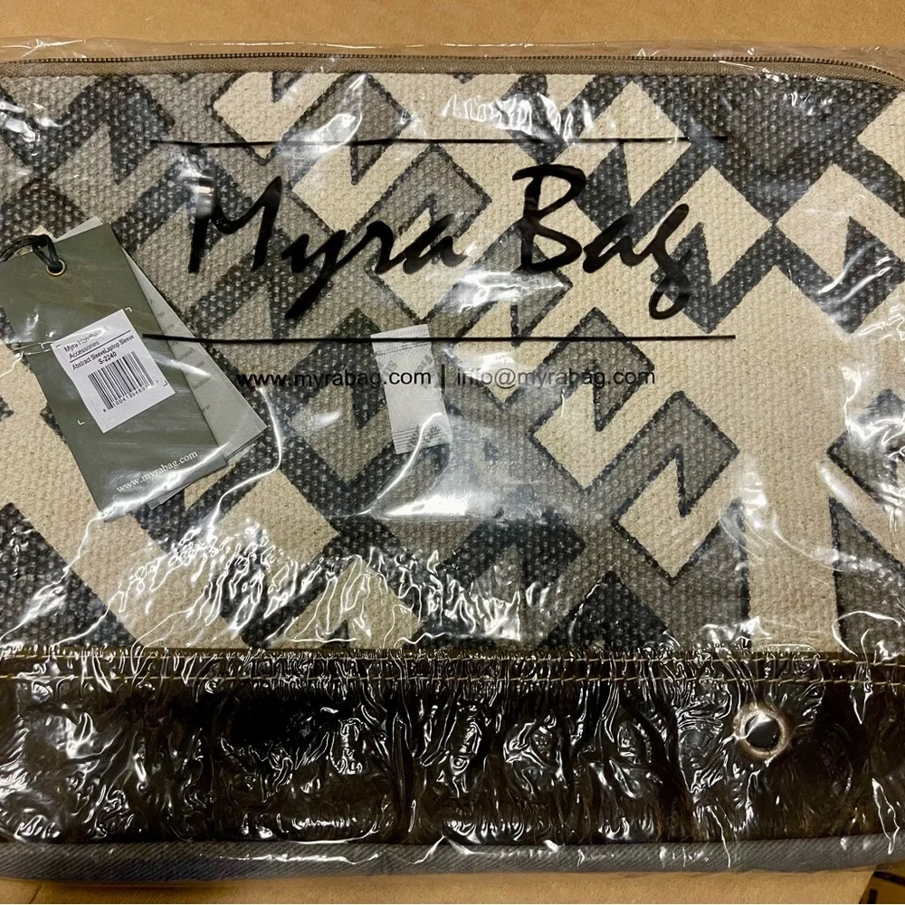 NWT - Medium - Laptop Sleeve - Zipper Closure - gray abstract - 14.5